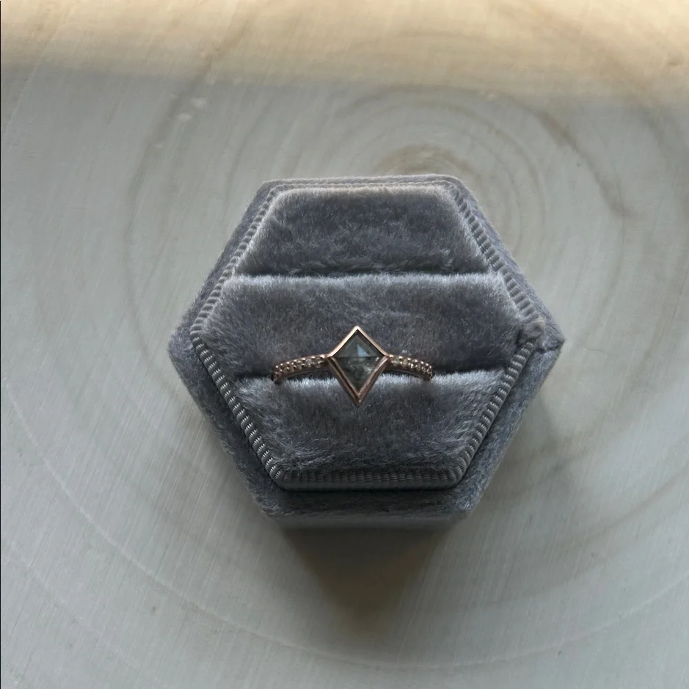 alexis Rusell wedding ring diamond is .69 ct salt and pepper diamond - Picture 1 of 7